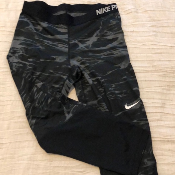 Nike legging and capris - Picture 2 of 8